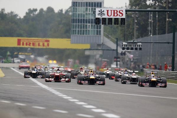 En racerbil kör längs banan. (AI text)