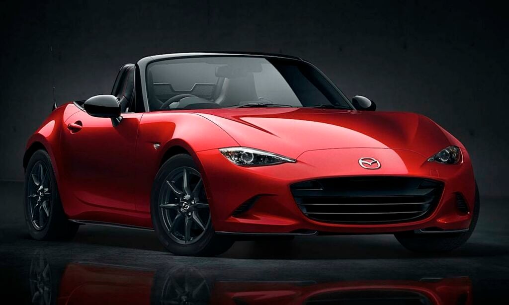 En röd Mazda MX-5 roadster i en mörk rum. (AI text)