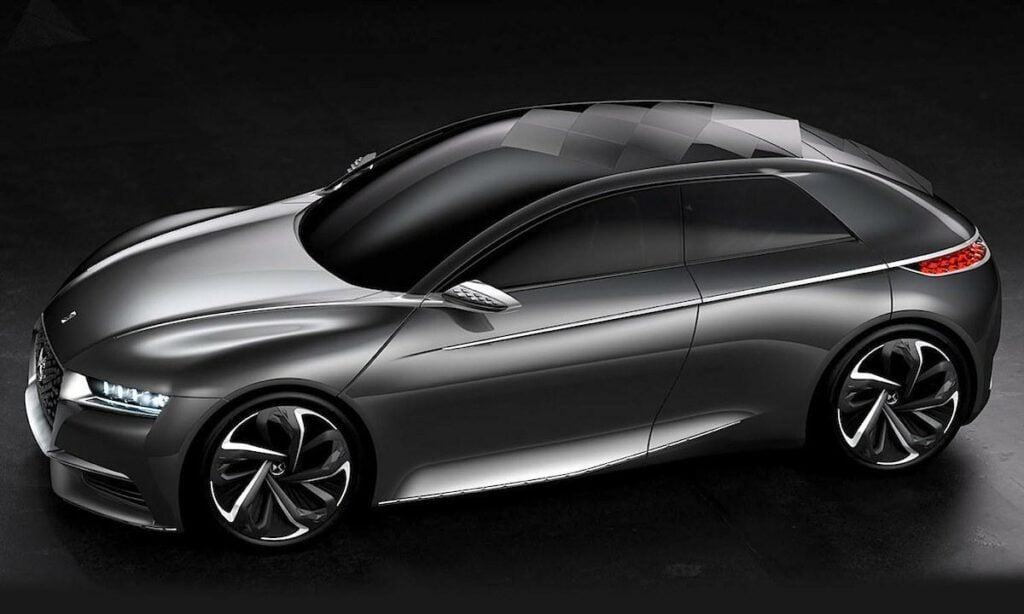 En konceptbil visas i en mörk rum. (AI text)