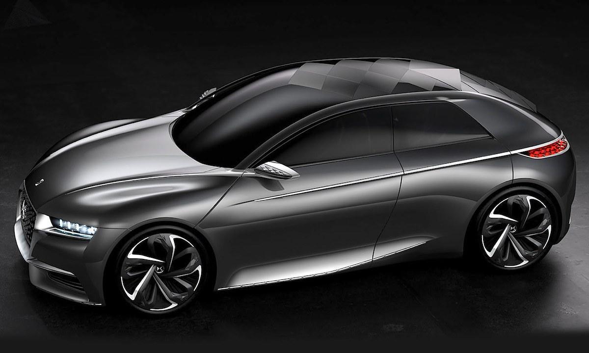 En konceptbil visas i en mörk rum. (AI text)