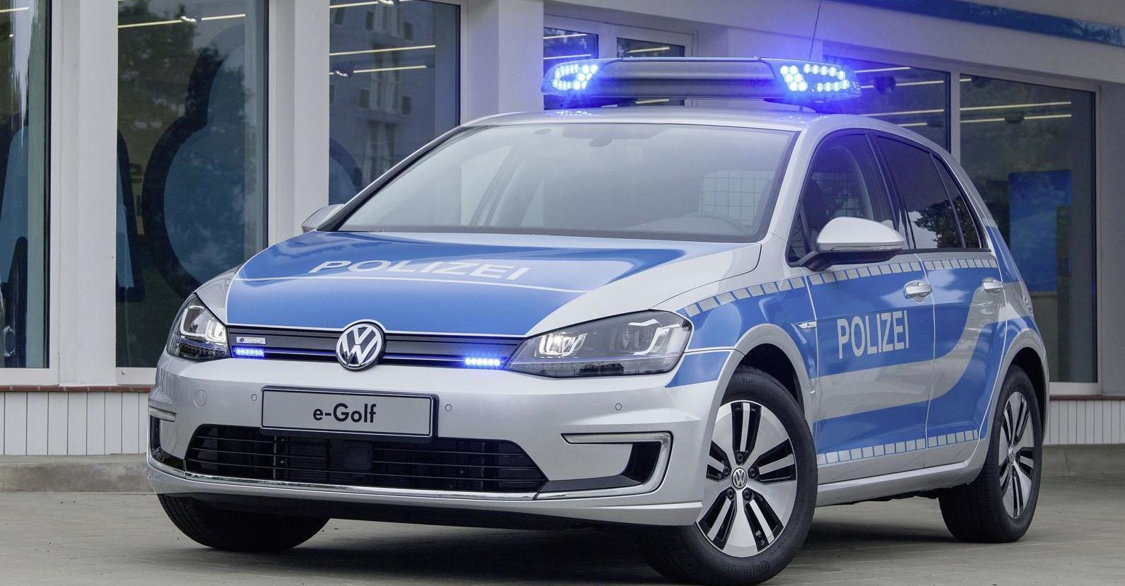 En polisbil parkerad framför ett byggnad. (AI text)