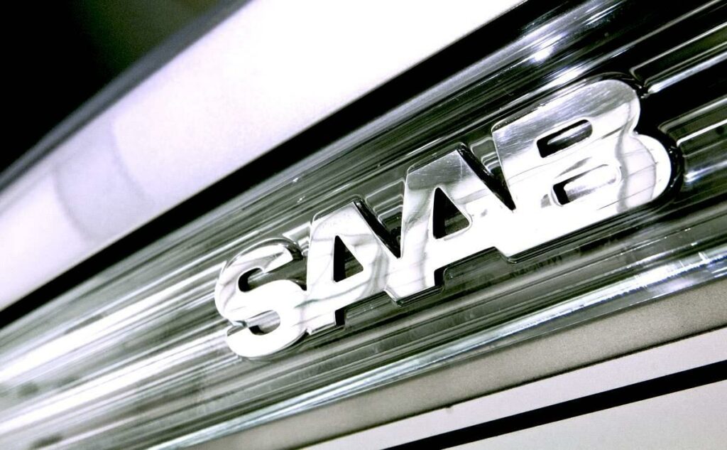 Saab-logon på sidan av en bil (AI text)