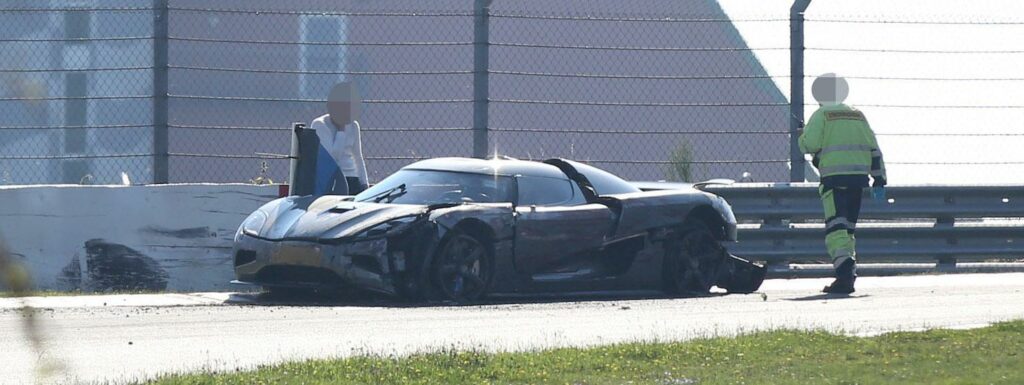 Så här såg det ut efter att Koenigseggs testbil kraschat på Ringen. Enligt vår fotograf fördes både föraren och passageraren till sjukhus.