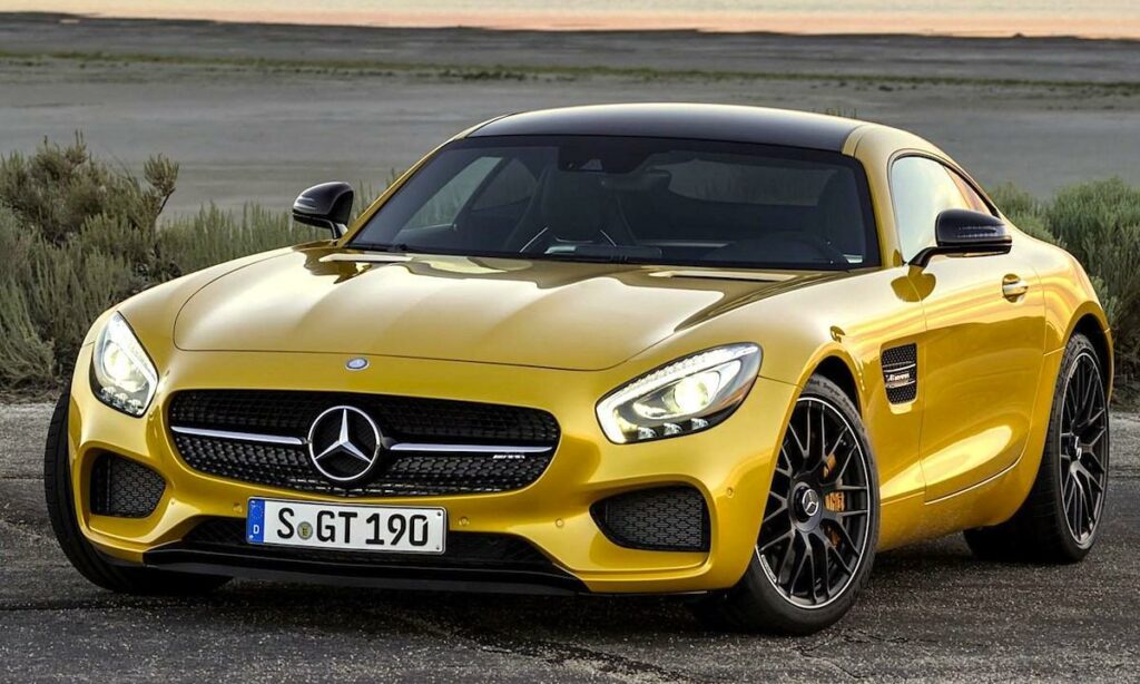 Mercedes SLS GT står parkerad på en öde väg. (AI text)