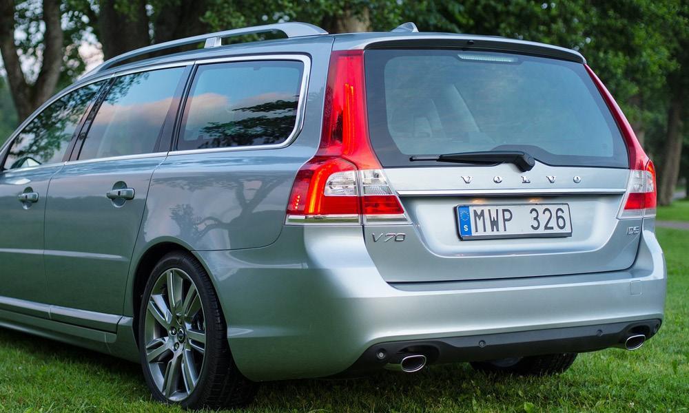 En Volvo V90 vagn parkerad på gräset. (AI text)