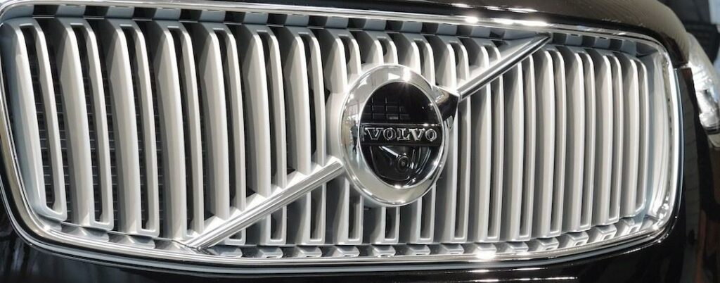 På nya Volvo XC90 finns ett modifierat järntecken där det blå inslaget numera är borta.