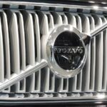 På nya Volvo XC90 finns ett modifierat järntecken där det blå inslaget numera är borta.