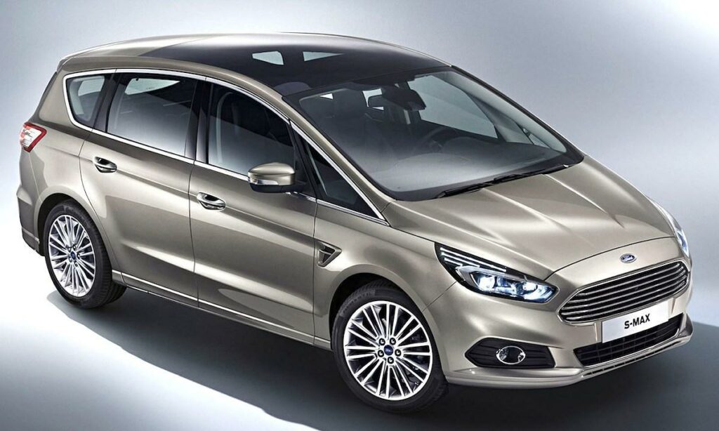 Den nya Ford C-Max är en kompakt häckbil. (AI text)