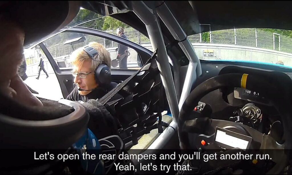 en race car-förare i cockpiten (AI text)