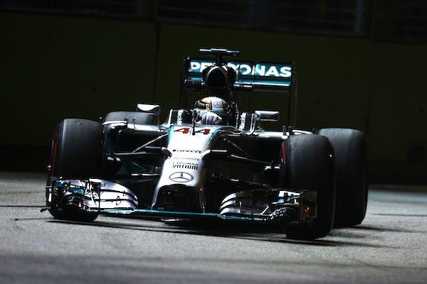 En Mercedes-Benz F1-bil kör på natten. (AI text)