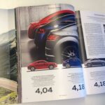 En utspädd bild med en bil och en person. (AI text)