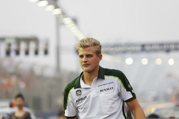 En racerförare promenerar på banan. (AI text)