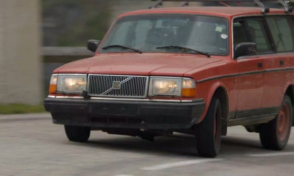 En Volvo V70 stationärsäg bil kör längs en väg. (AI text)