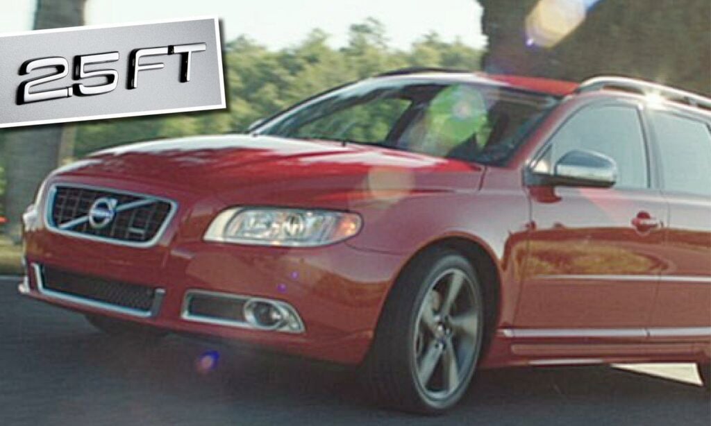 En röd Volvo V60 bagge kör längs en väg. (AI text)