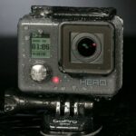 En GoPro Hero-kamera på en svart yta. (AI text)