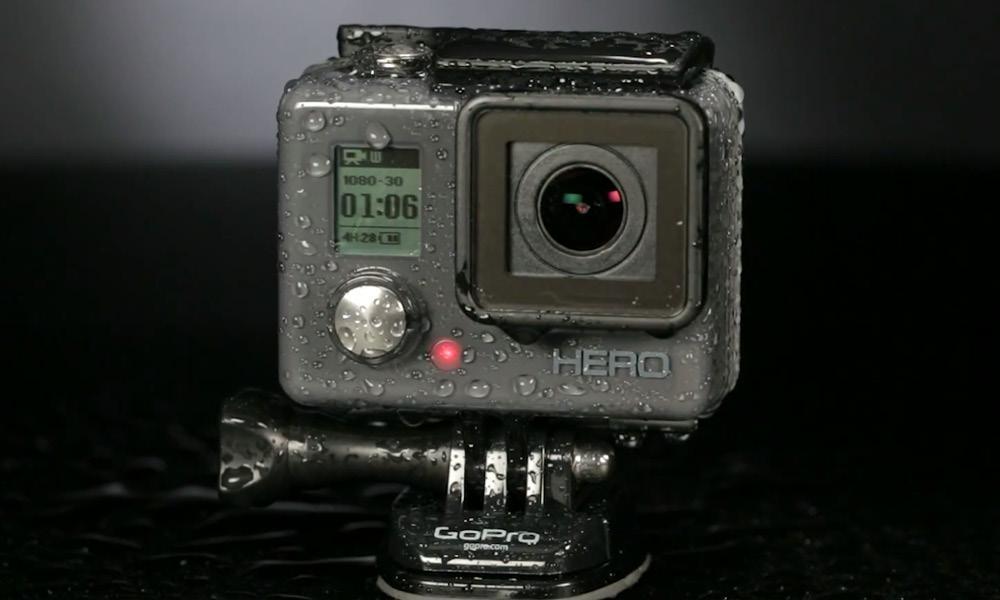 En GoPro Hero-kamera på en svart yta. (AI text)