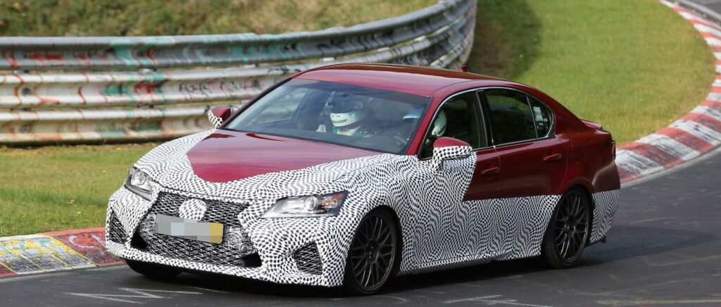 Lexus GS F avslöjas bland annat på de nya luftintagen i fronten, de stora fälgarna och bromsarna samt förstås de fyra avgasutblåsen. Premiär blir 2016.