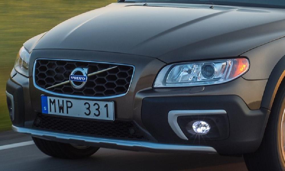 Volvo XC90-fordonet kör längs vägen. (AI text)