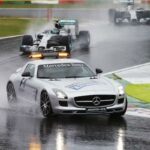 Mercedes-Benz GT-racingbil kör på våt bana. (AI text)