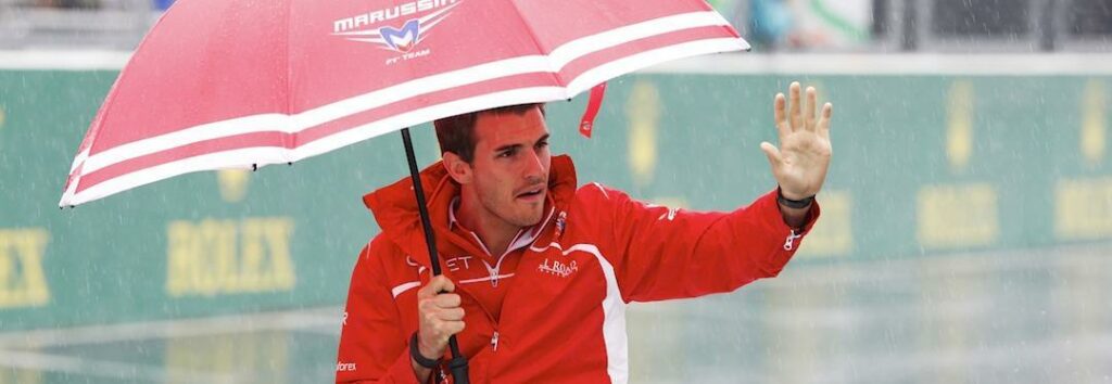 Jules Bianchi, Marussia F1, deltog i förarparaden innan racet och som vi kan se var vädret dåligt redan då. Copyright: Charles Coates/LAT Photographic.