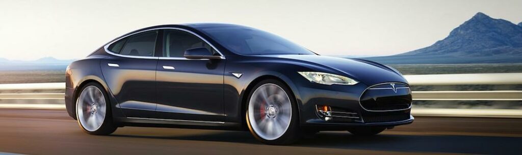 Räckvidden på fyrhjulsdrivna Tesla förlängs med cirka 1,5 mil, jämfört med bakhjulsdrivna Modell S.