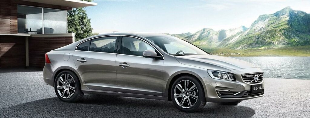 Volvo S60 parkerad framför berget. (AI text)