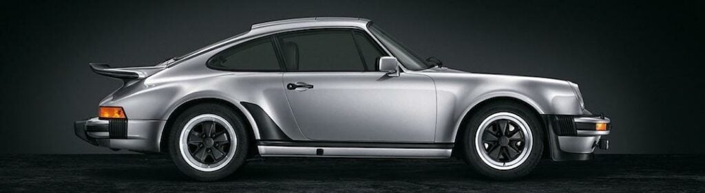 De första årsmodellerna av Porsche 911 Turbo hade ingen laddluftkylare. Det gjorde att bakvingen såg "slank" ut. Senare blev det en "låda" ovanpå motorn med laddluftkylaren som gav ett annat utseende.