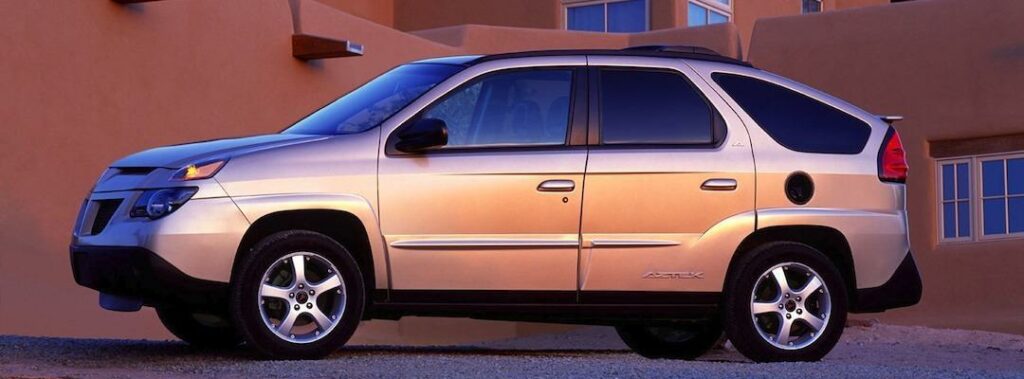 Plastsköldarna längs sidorna lackerades på Pontiac Aztek och då såg bilen något bättre ut.