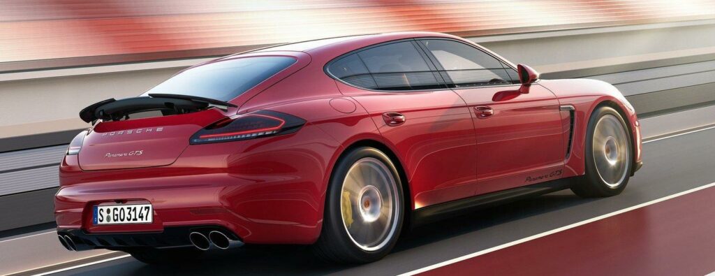 Ny Porsche Panamera GTS är en sportbil. (AI text)