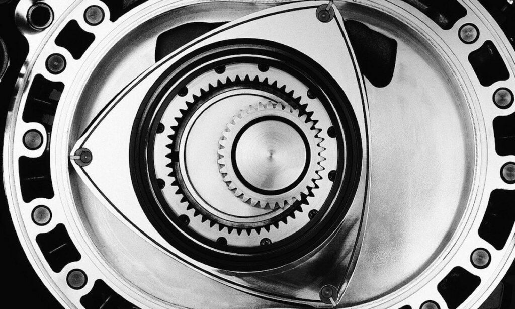 En svartvit bild av en bil med en växelhjul. (AI text)