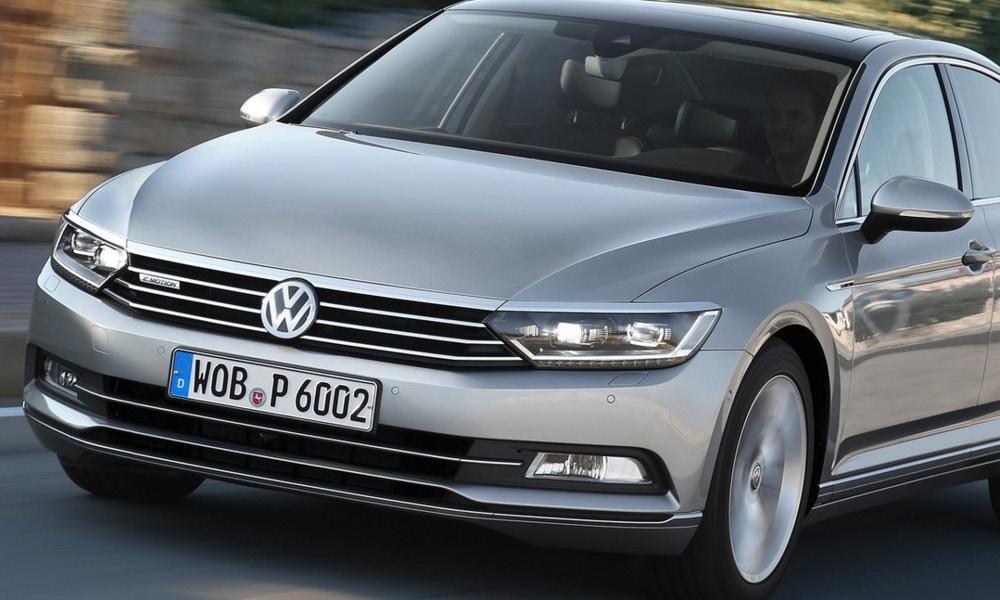 Volkswagen Passat kör längs vägen. (AI text)