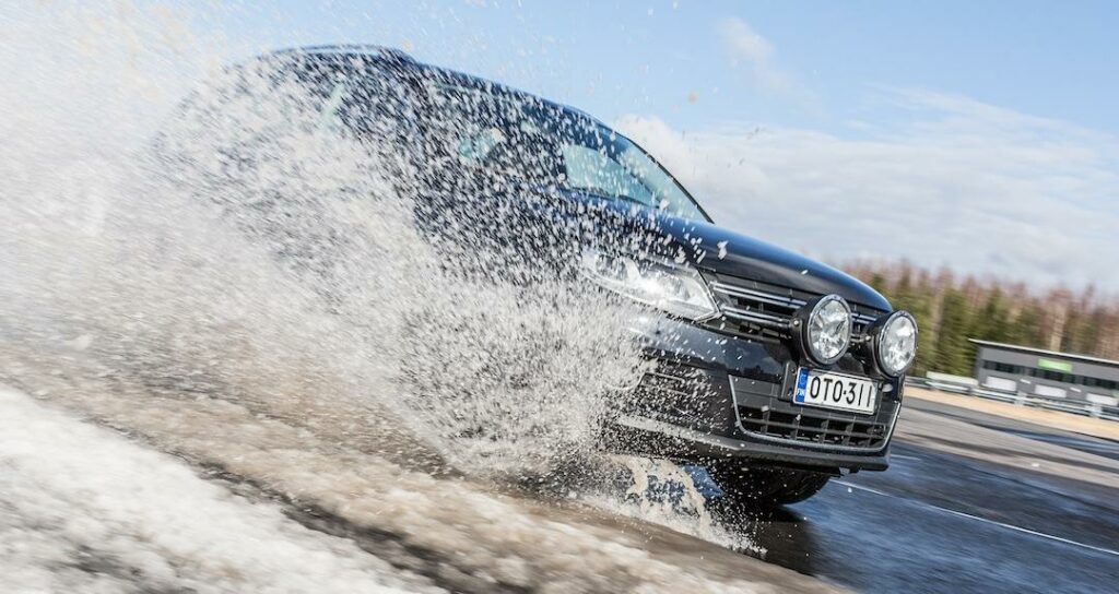 Snöslask råkar vi alla ut för på vintern och med dåligt mönsterdjup i vinterdäcken kan det bli riktigt farligt. Byt ut dina slitna vinterdäck i god tid.