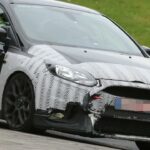 Ford Focus ST kör på en bana. (AI text)