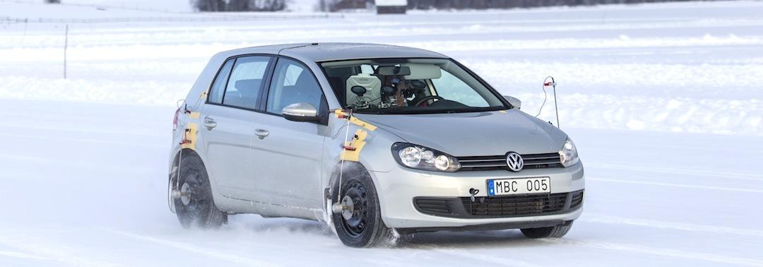 Att testa vinterdäck är ett mödosamt arbete där väldigt många mätdata måste samlas in, på ett säkert och repeterbart sätt.