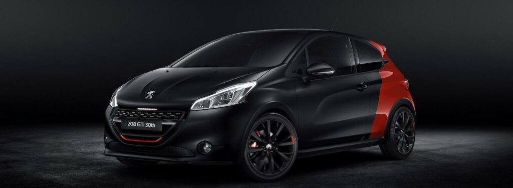 Specialversionen av Peugeot 208 GTI får bland annat mer effekt, större fälgar och röda bromsok – och framför allt lanseras den med världens kanske mest actionfyllda bilreklamfilm.