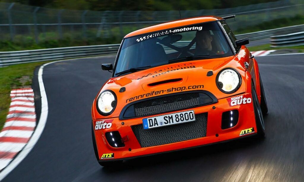 En Mini Cooper GT tävlar på en racerbana. (AI text)