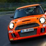 En Mini Cooper GT tävlar på en racerbana. (AI text)