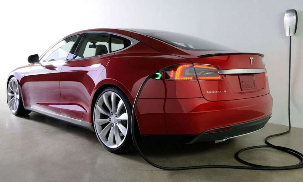 Tesla Model S laddar i en garagelucka. (AI text)