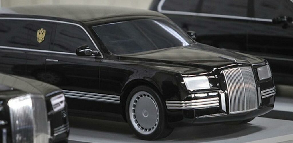 En modell av en Rolls-Royce Phantom-bil visas upp på Kinas presidentpalats i Shanghai, Kina. Foto. (AI text)