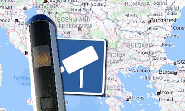 En bil är parkerad på en kartbild. (AI text)