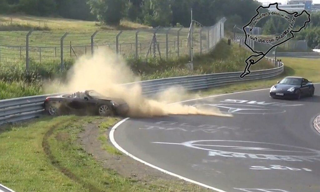 En bil kraschar in i en stolpe på Nürburgring. (AI text)