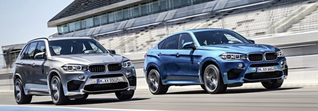 M-versionerna av BMW X5 och X6 ska ge ett maffigare intryck med större fälgar, ny front, större luftintag, sidokjolar och fyra kromade avgasutblås. Även luftfjädring ingår, med dämpare som går att ställa i tre lägen.