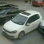 En man ses stjäla en bil från en parkeringsplats. (AI text)