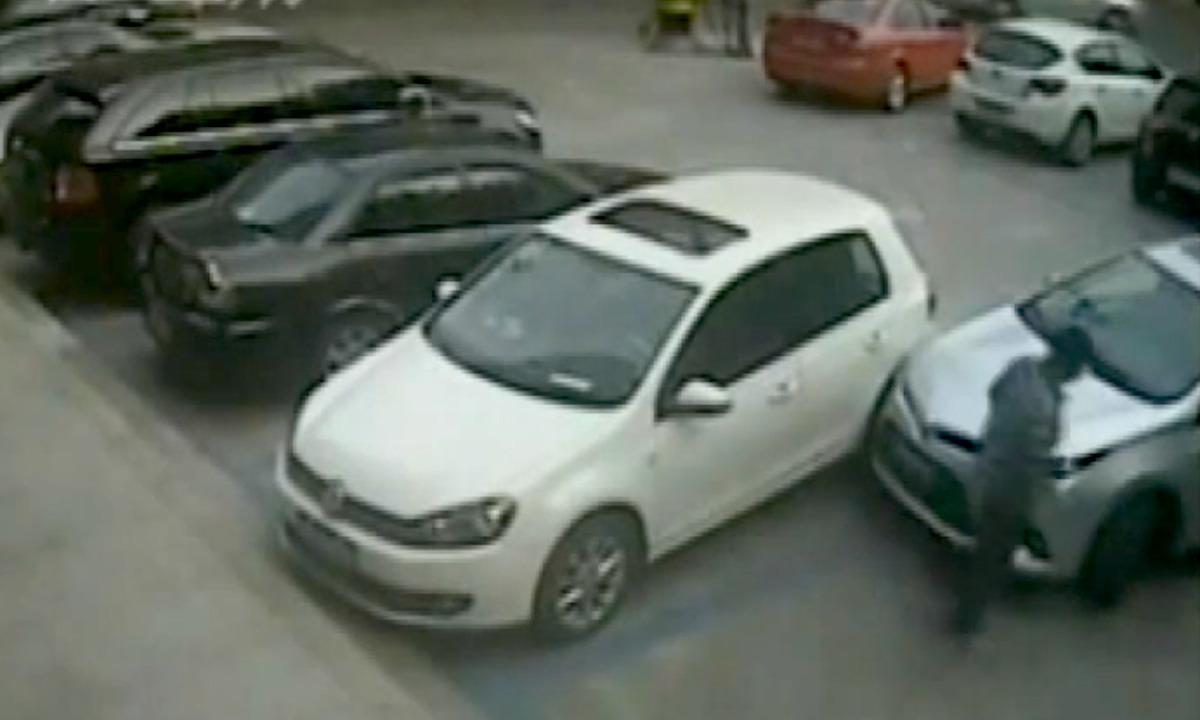 En man ses stjäla en bil från en parkeringsplats. (AI text)