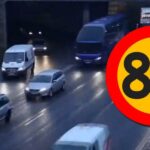 En trafikskylt med ordet 80 på den. (AI text)