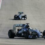 En Mercedes-Benz GT-racebil kör nedför banan under en övningspassage. (AI text)