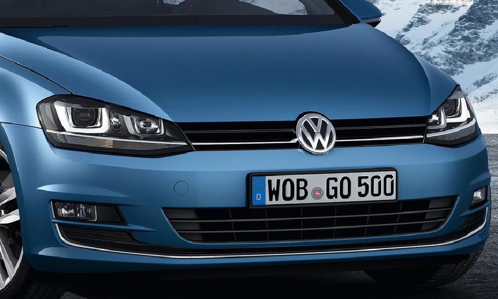 Den nya Volkswagen Polo parkerad framför en snöklädd bergstopp. (AI text)