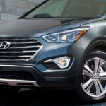 En grå Hyundai Santa Fe parkerad vid gatan. (AI text)