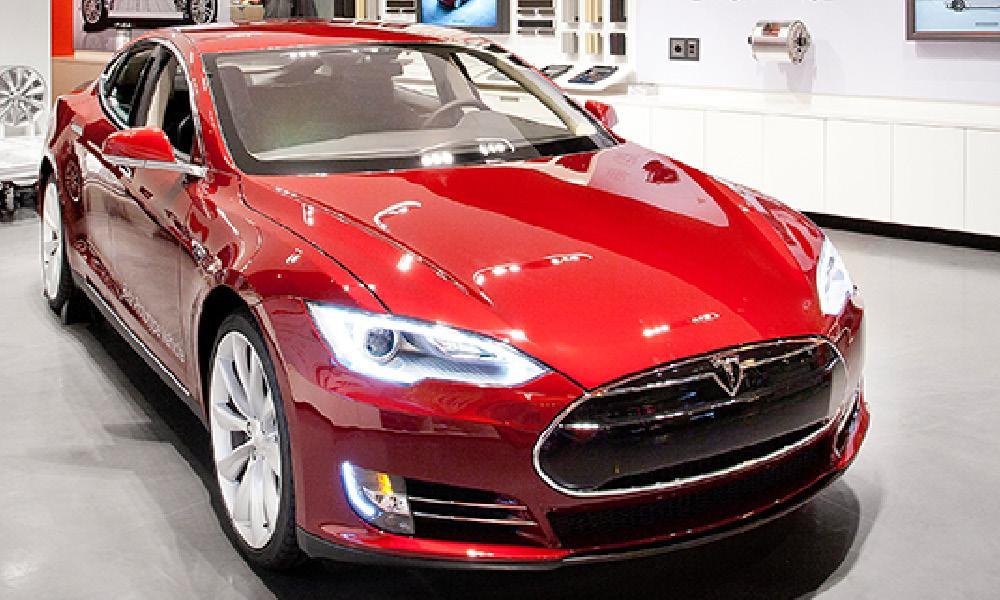 En Tesla Model S parkerad i en showrum. (AI text)