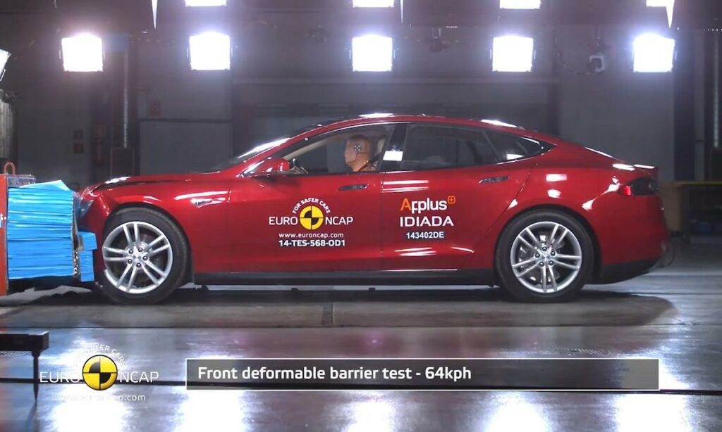 Tesla Model S-kraschtest (AI text)
